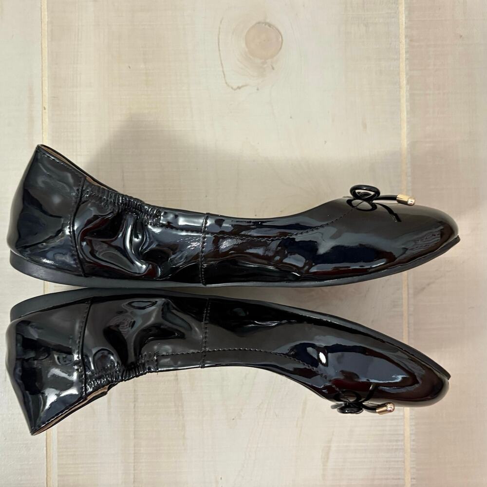 Vince Camuto Classic Black Patent Ballet Flats Bow Logo Charm Women’s Size 7M - Picture 9 of 11